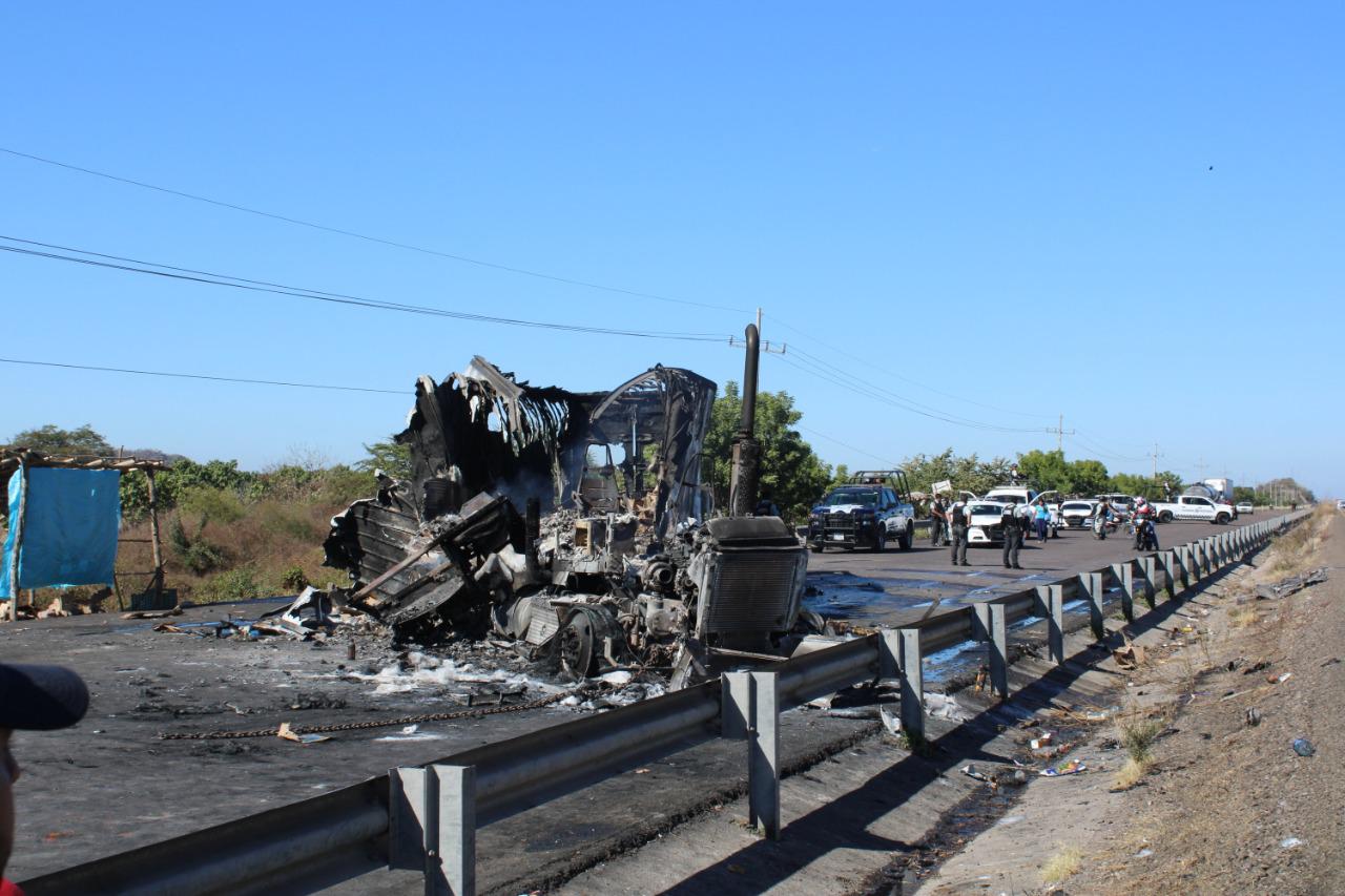 $!Remueven vehículos quemados en carreteras de Escuinapa