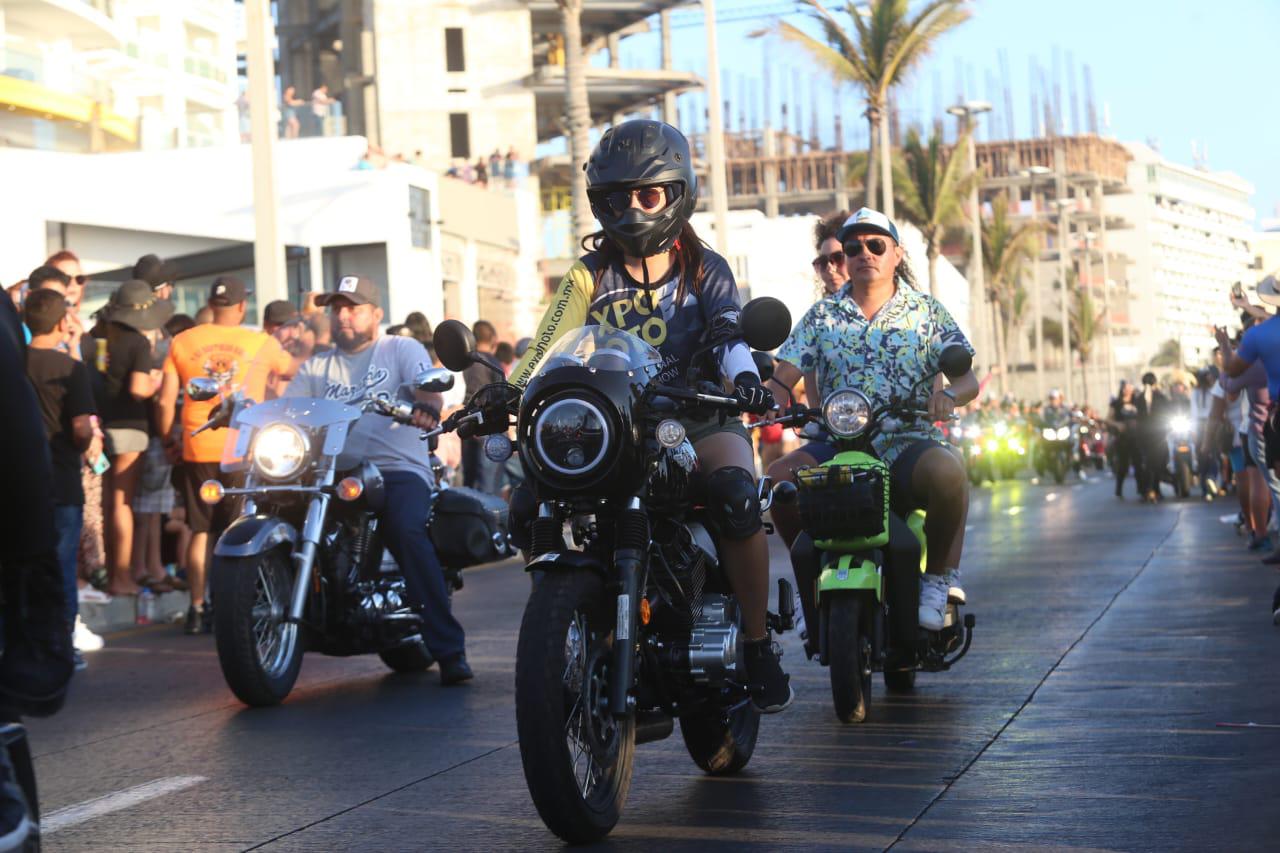 $!Miles de motociclistas convierten el malecón en un Carnaval