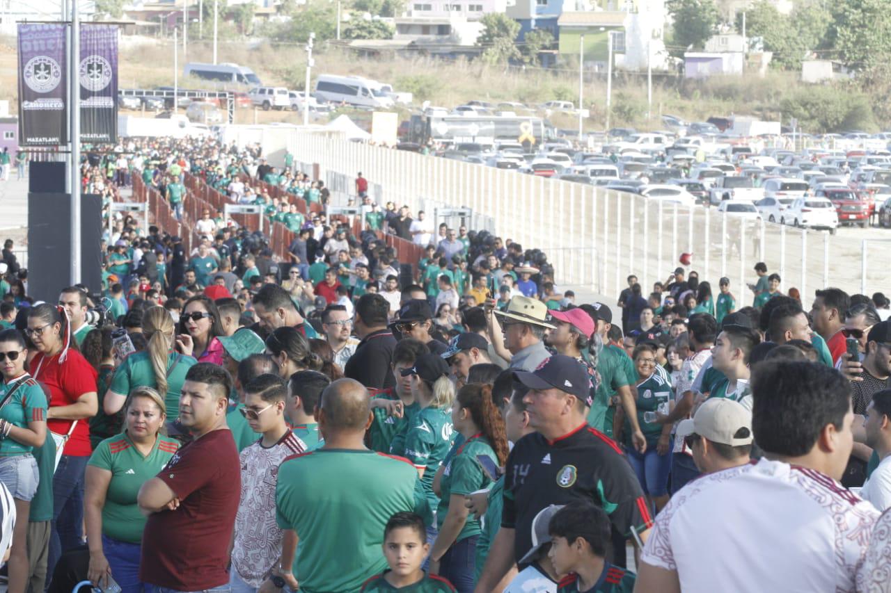 $!‘Pintan de verde’ el Kraken en una fiesta familiar de futbol