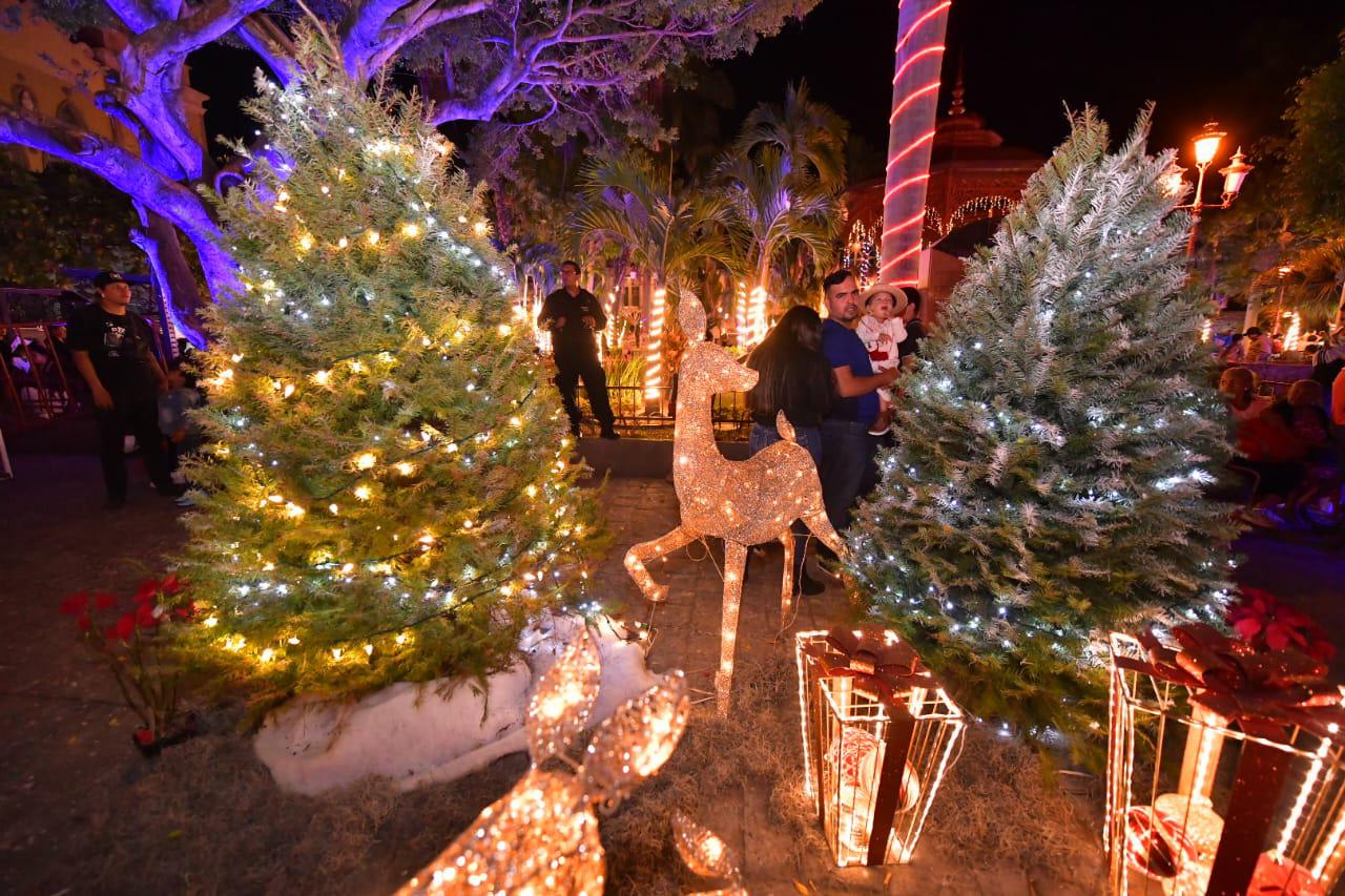 $!Se enciende el espíritu navideño en la Plazuela República en Mazatlán