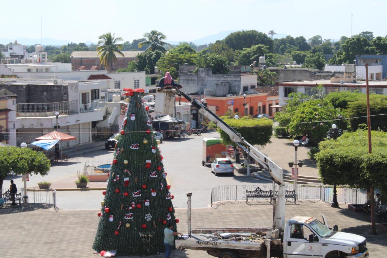 $!Llenan de motivos navideños palacio y explanada municipal de Rosario