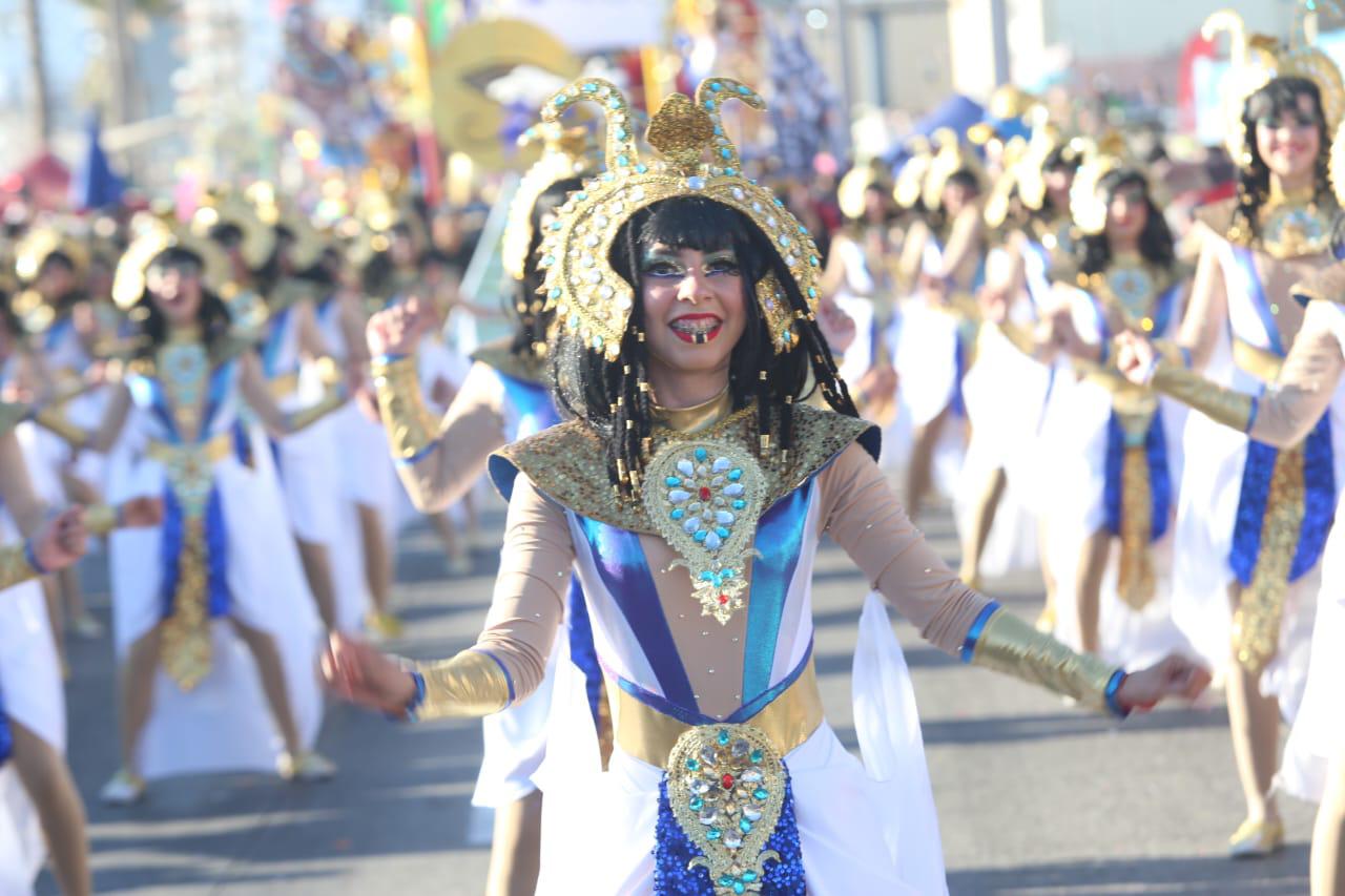 $!Disfrutan turistas y locales del segundo desfile del Carnaval de Mazatlán 2023