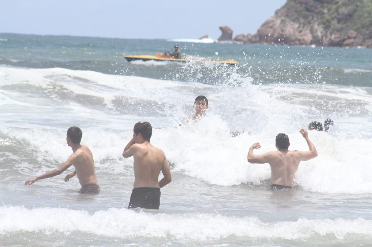 $!El oleaje en Mazatlán se vuelve un atractivo turístico