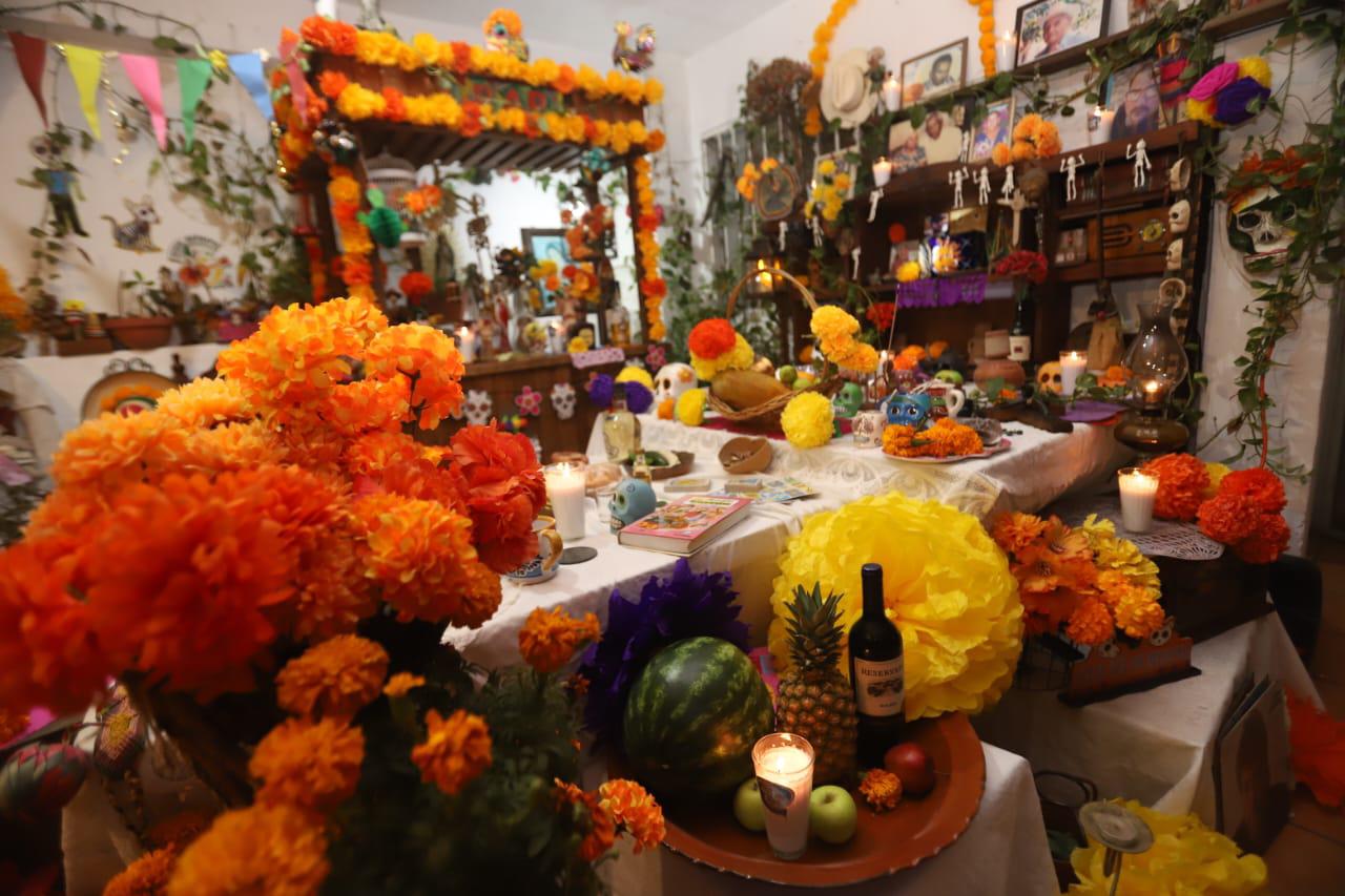 $!Con papel picado, flores de cempasúchil y velas, familia recuerda a los que han partido