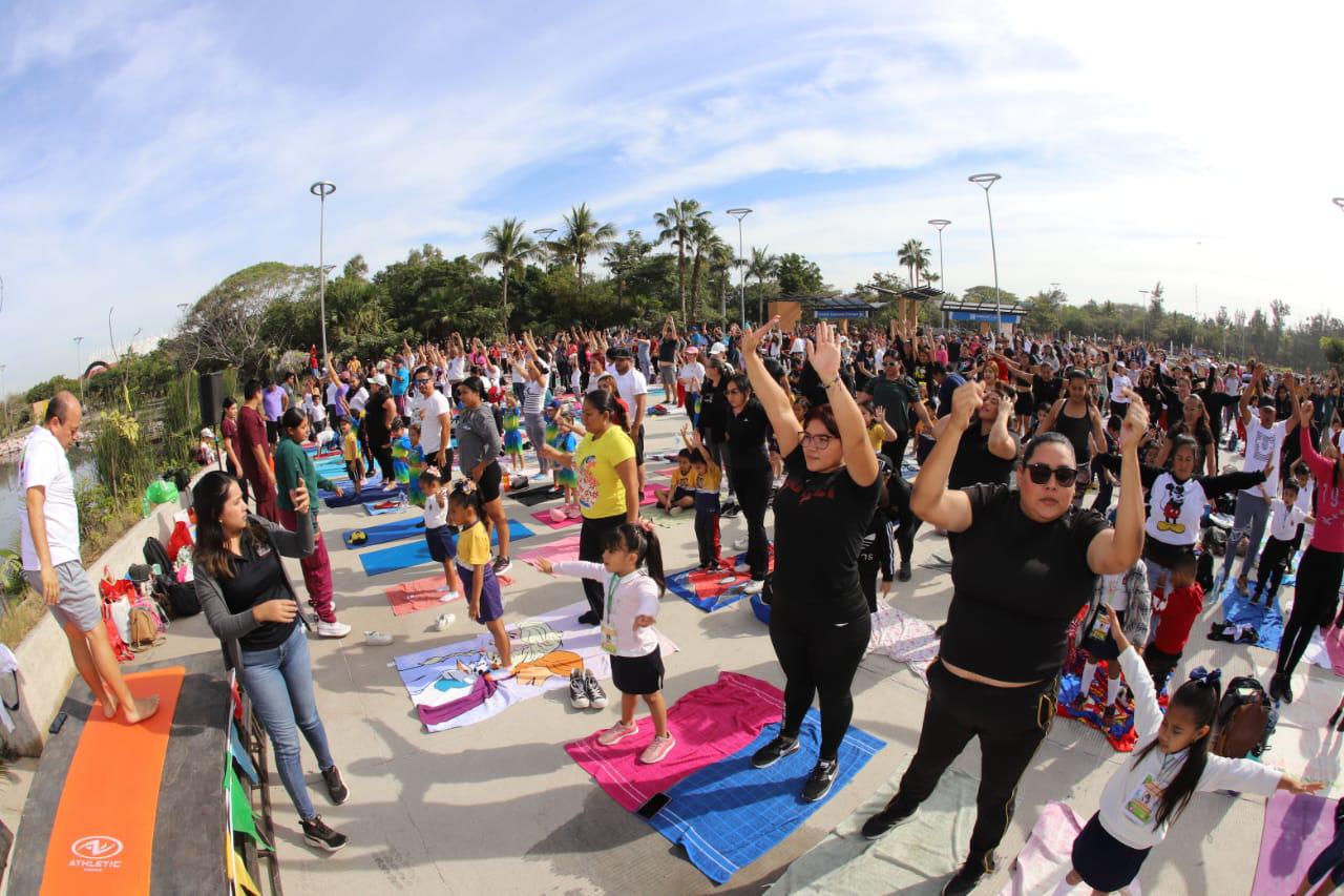 $!Pequeñines de preescolar practican yoga de manera masiva