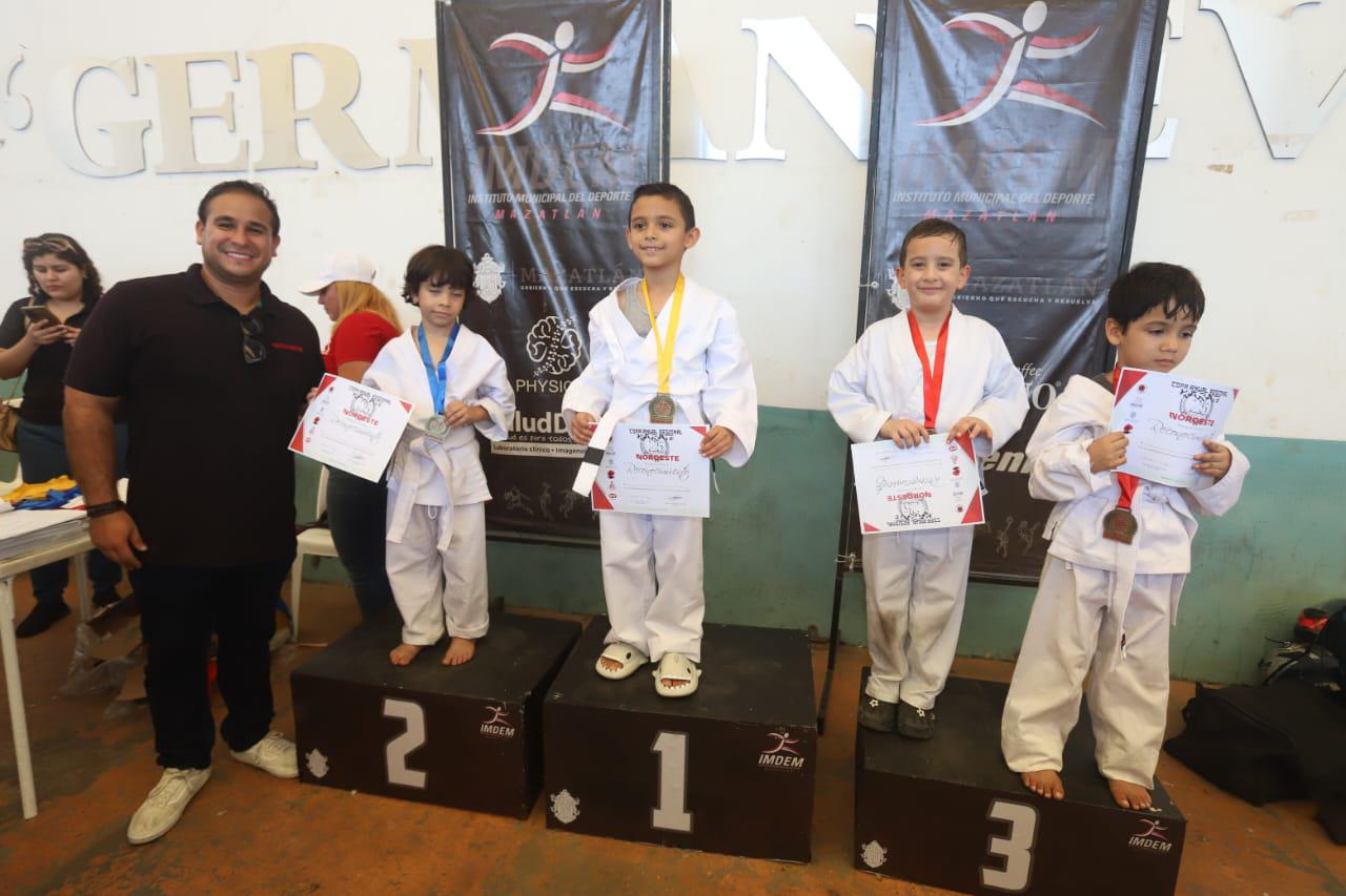 $!Lucen artemarcialistas infantiles en Copa de Karate Noroeste