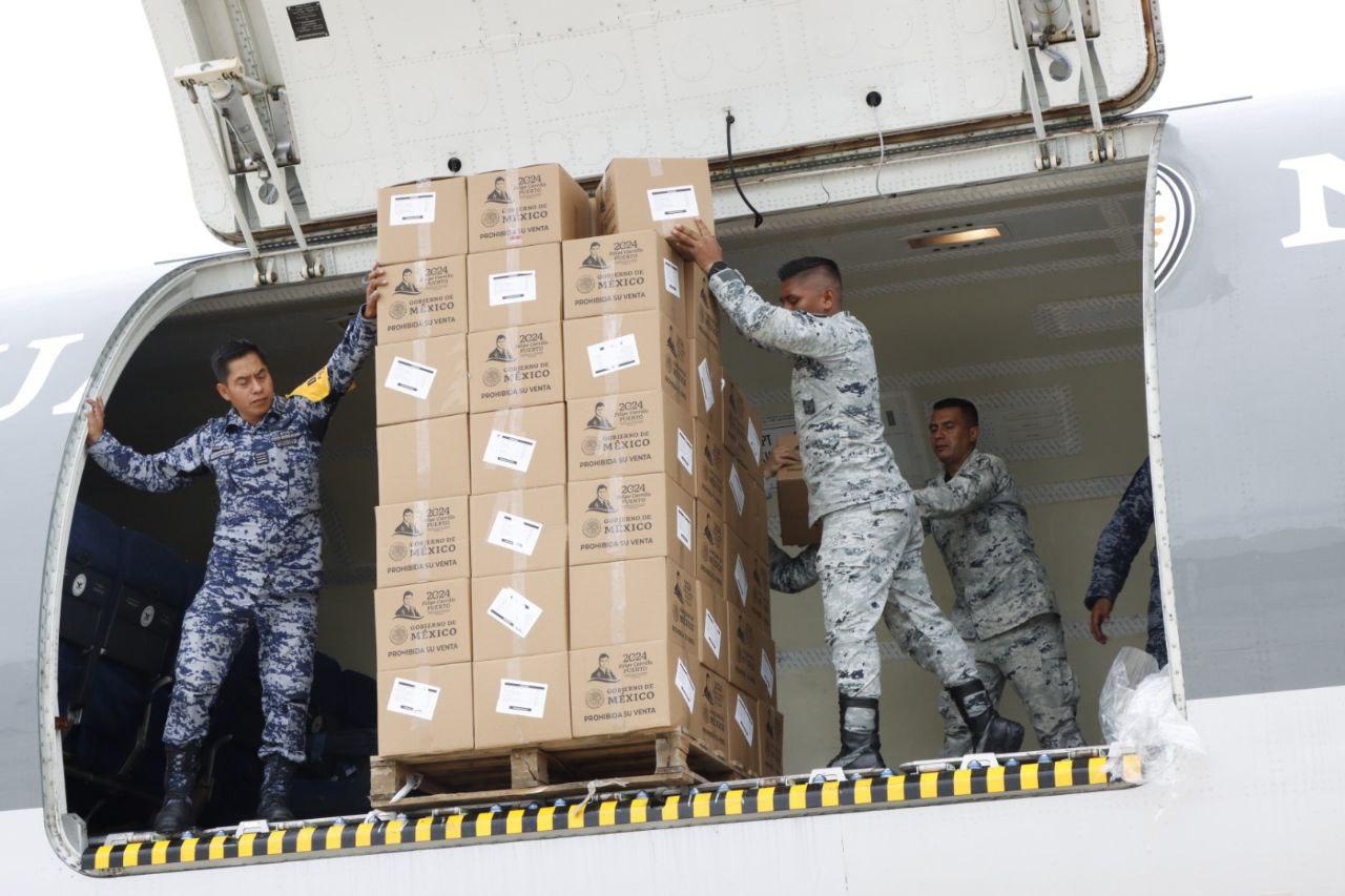 $!Guardia Nacional vía aérea lleva despensas a afectados por huracán John en Guerrero