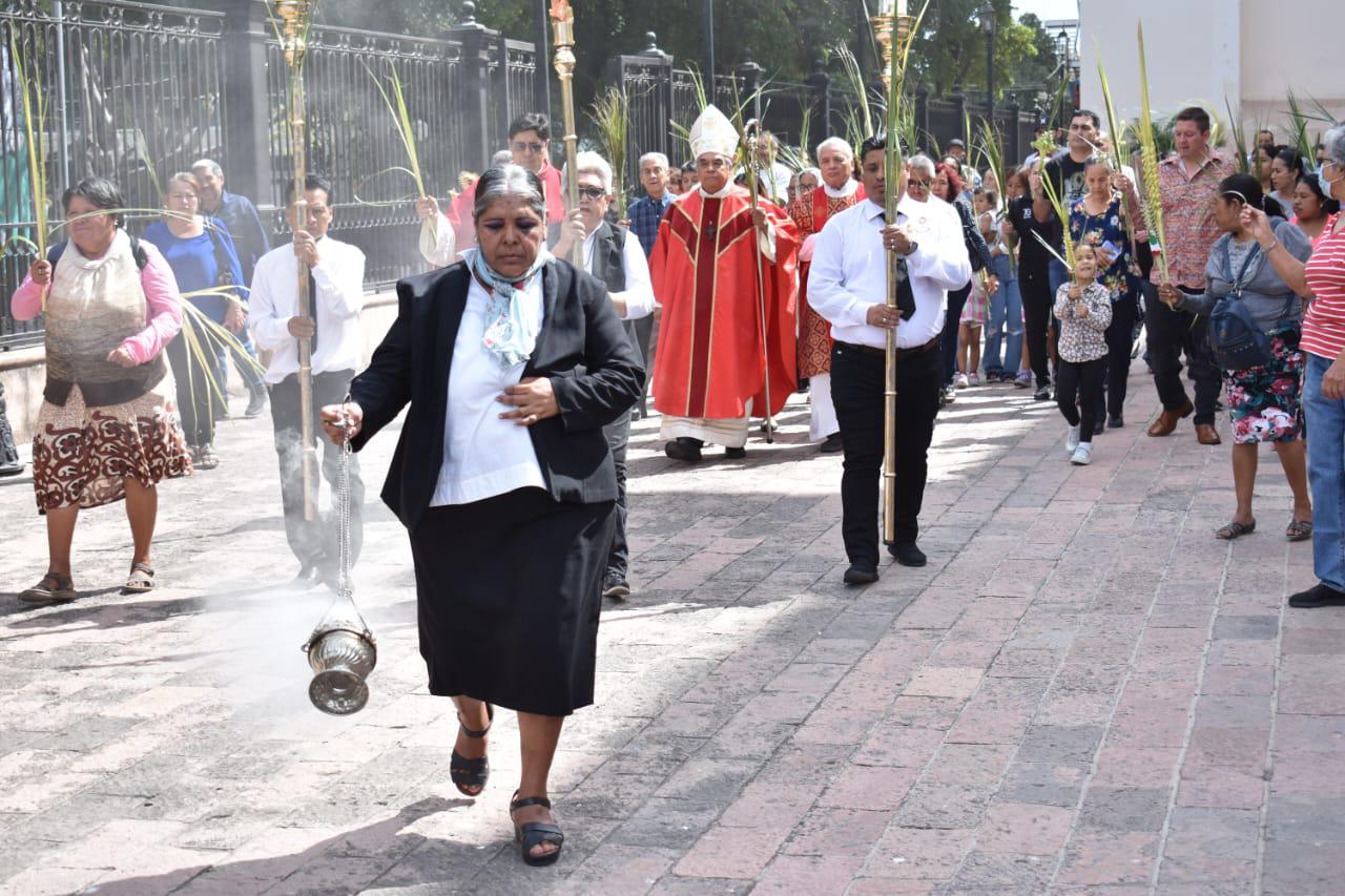 $!Fieles católicos acuden a bendecir sus palmas en la Catedral de Culiacán