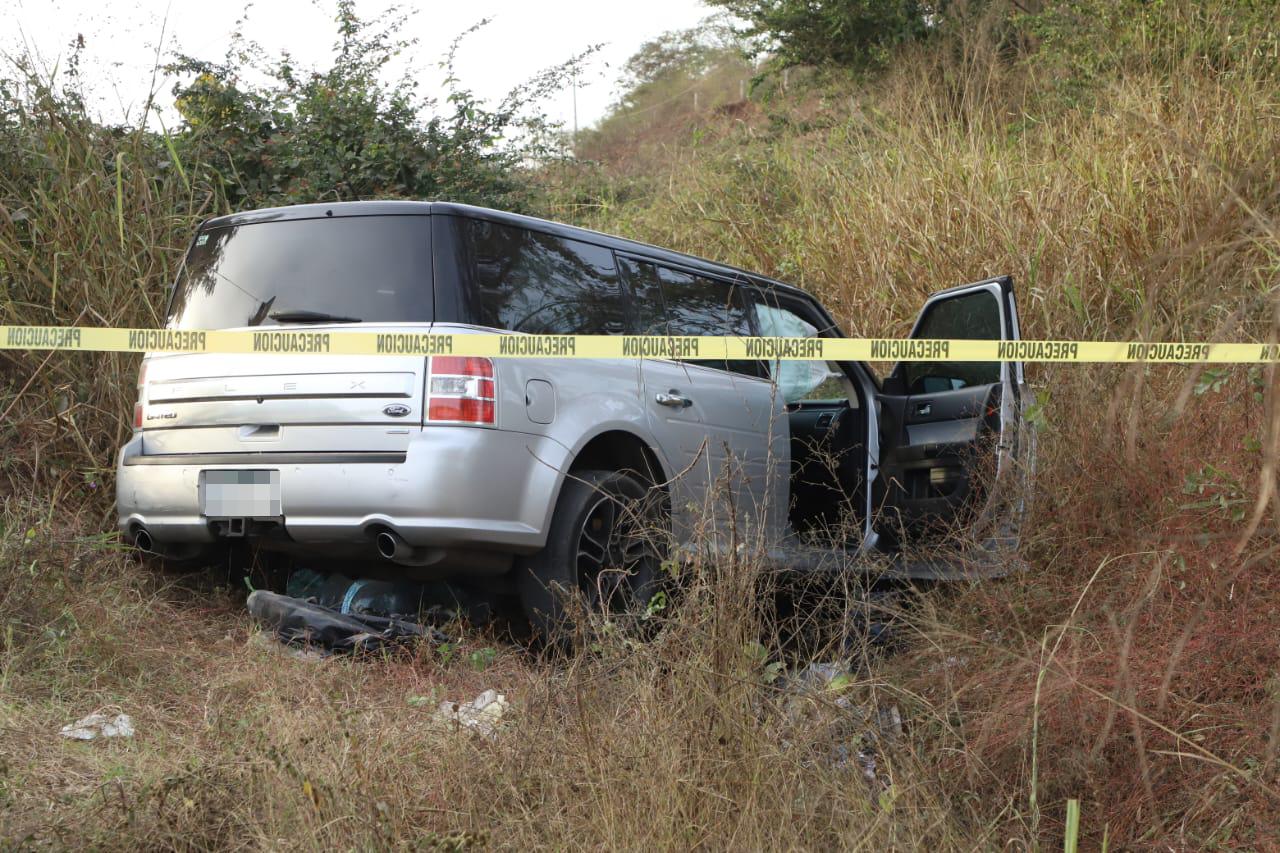 $!Embancan camioneta y la dejan abandonada en Mazatlán