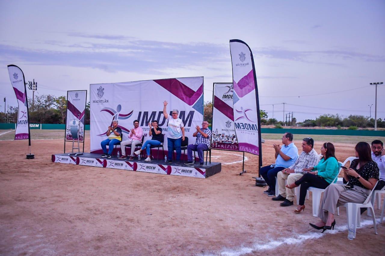 $!Entregan rehabilitación del campo de softbol de la Toledo Corro