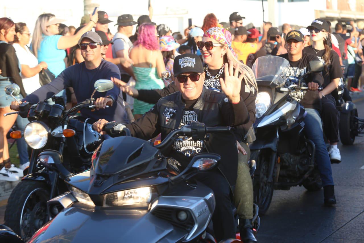 $!Miles de motociclistas convierten el malecón en un Carnaval