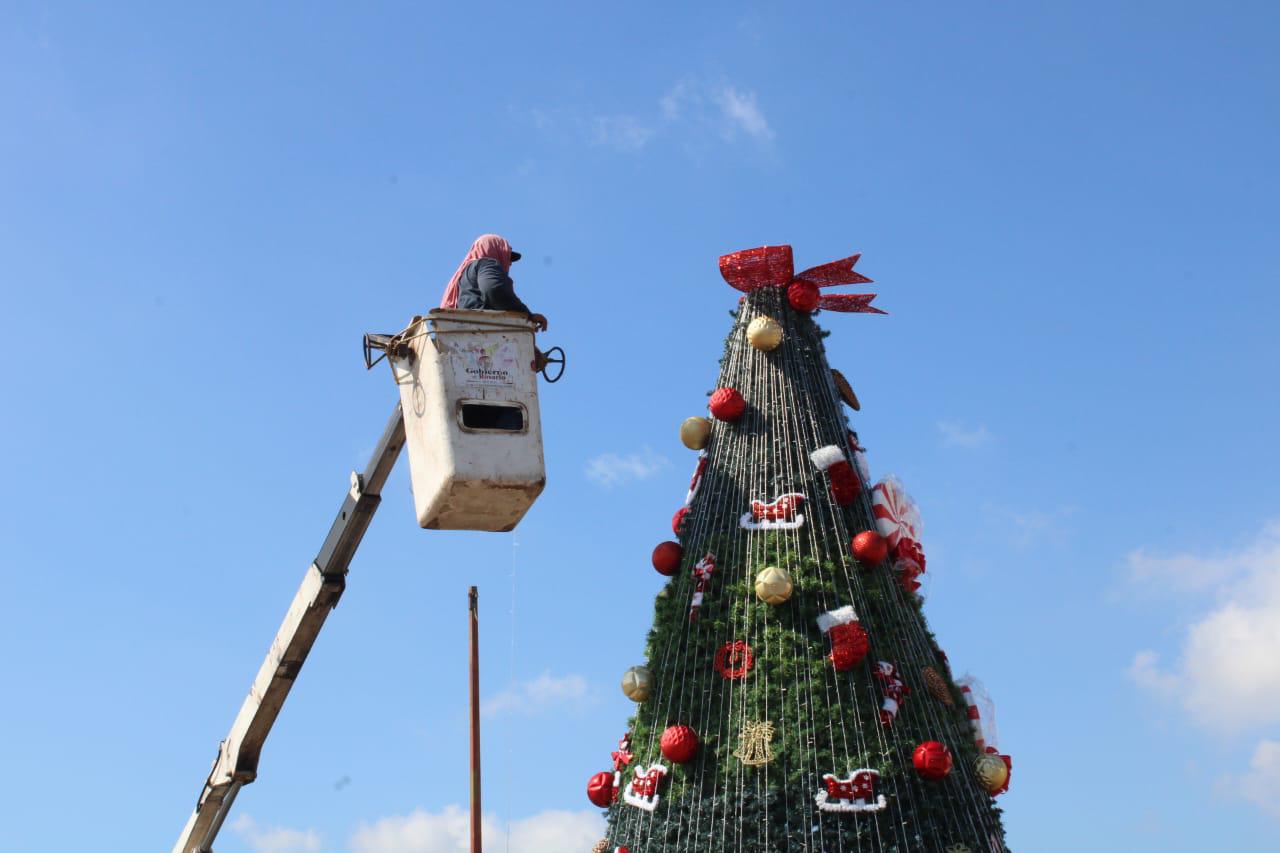 $!Llenan de motivos navideños palacio y explanada municipal de Rosario