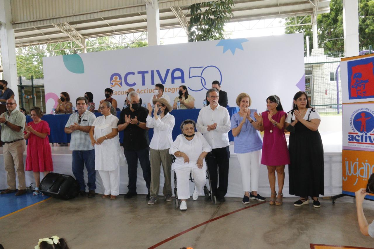 $!Familias fundadoras de la Escuela Activa Integral recibieron un reconocimiento por su fidelidad con la institución.