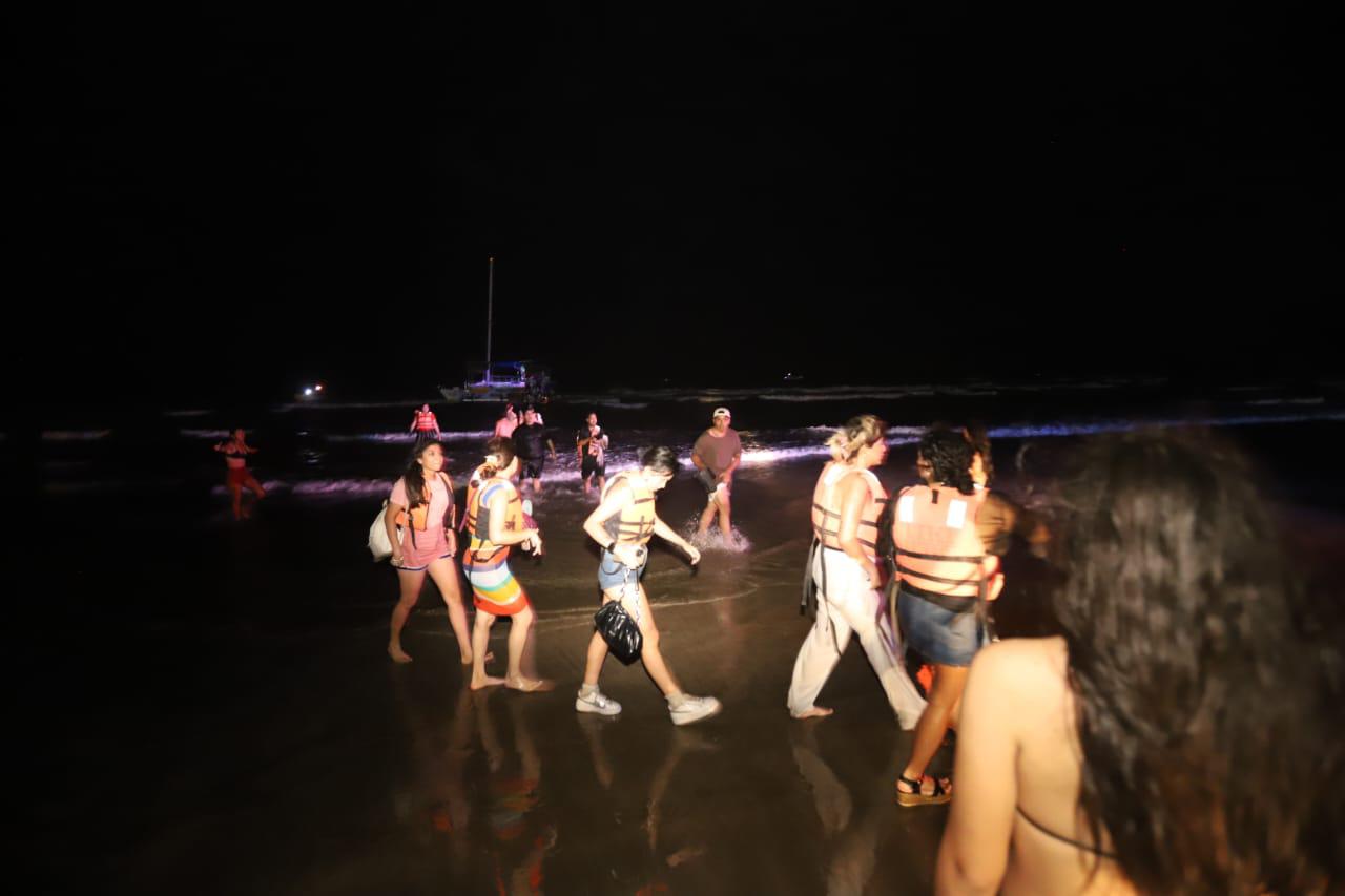 $!Embarcación turística encalla en Mazatlán; 50 pasajeros descienden en la playa