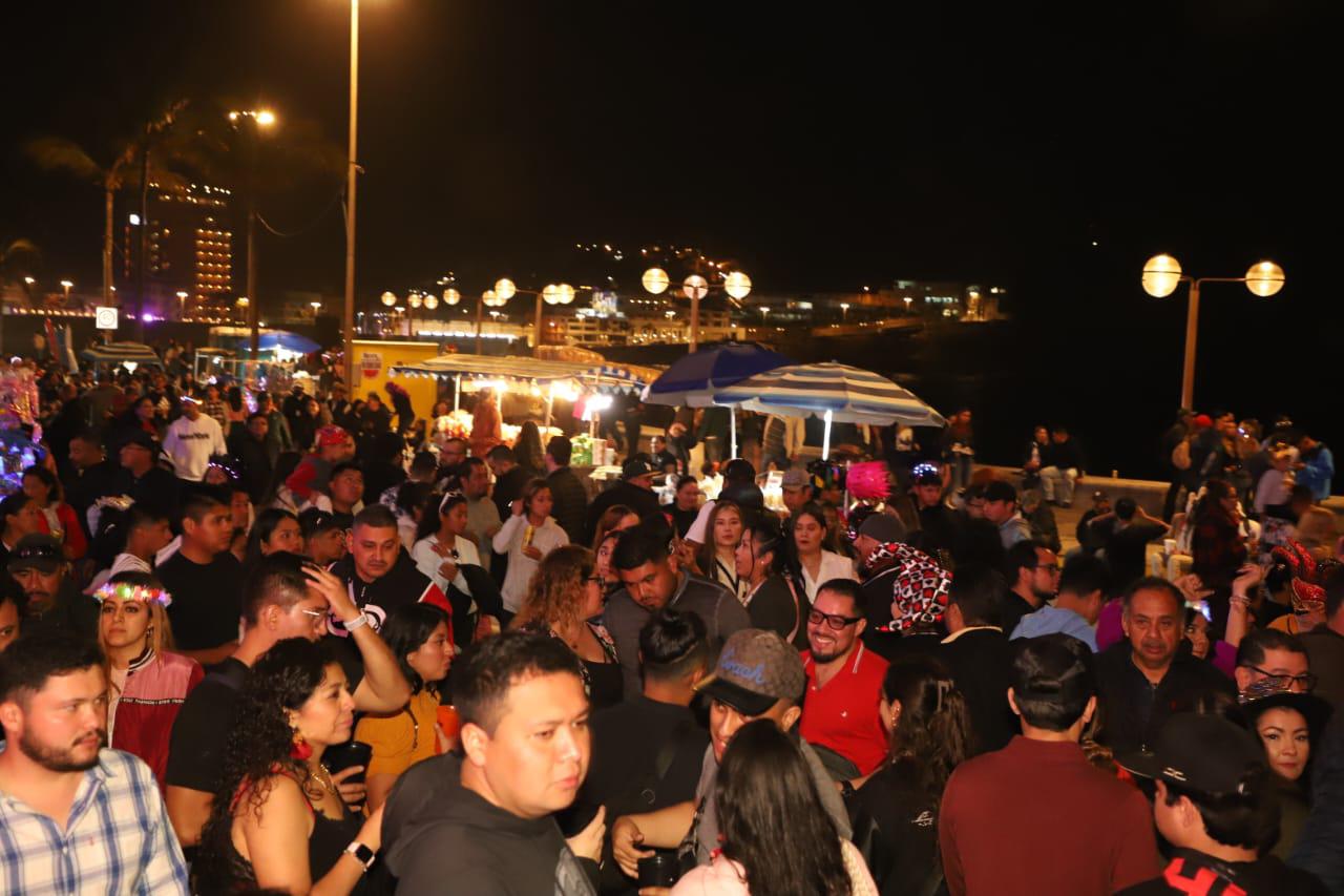 $!Comienza la fiesta en el Paseo Olas Altas en el segundo día del Carnaval