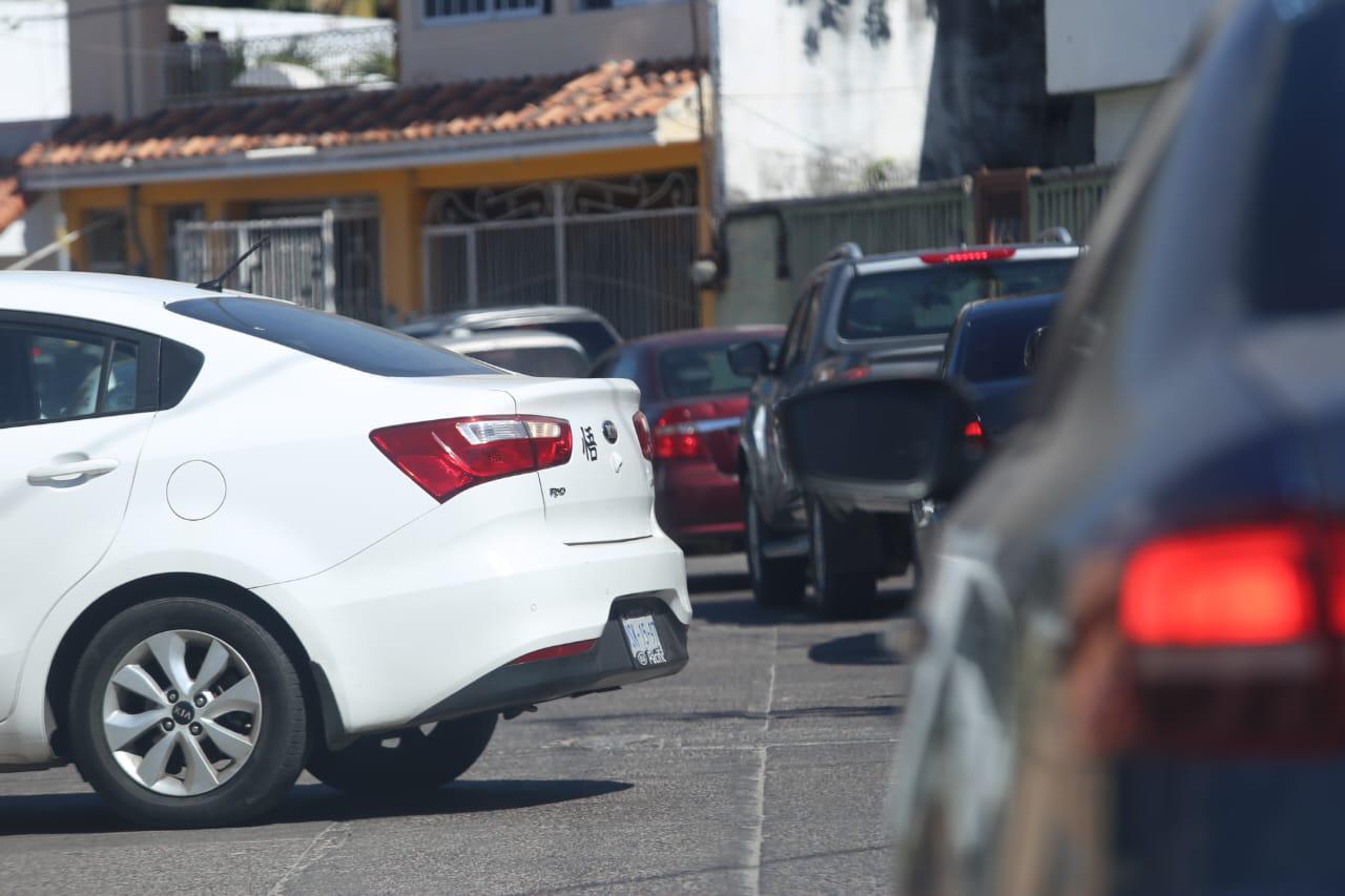 $!Cierran Avenida Leonismo Internacional y ocasiona caos vial por rutas alternas