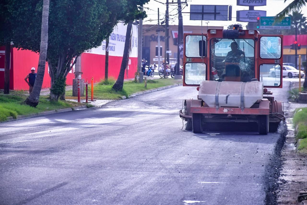 $!Funcionarios revisan los avances de reencarpetado en avenida Internacional, en Mazatlán