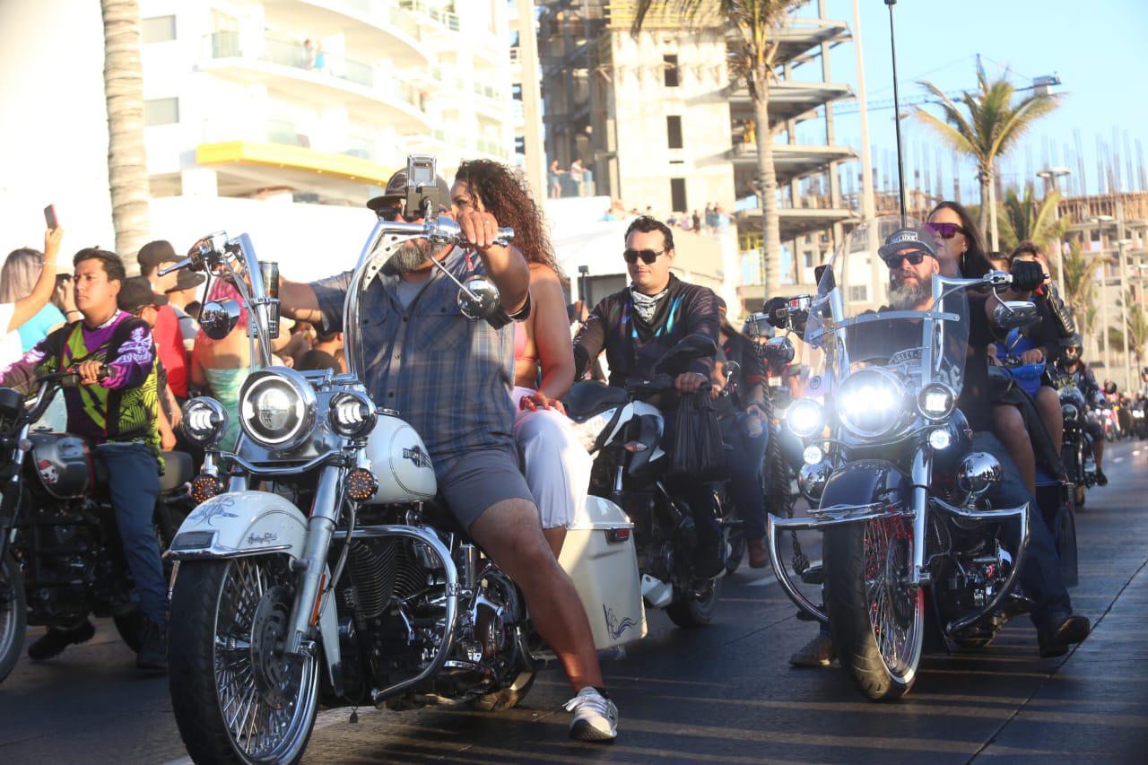 $!Miles de motociclistas convierten el malecón en un Carnaval