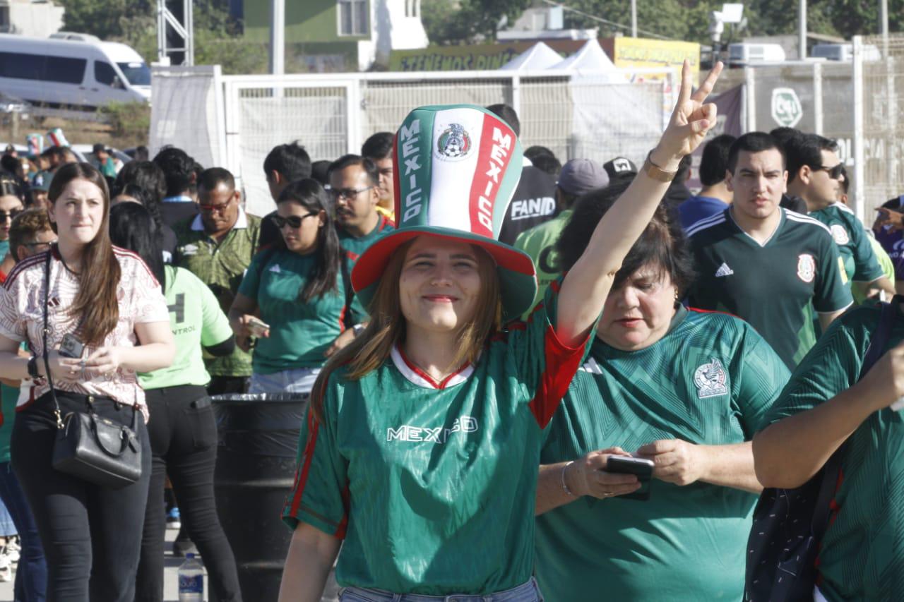 $!‘Pintan de verde’ el Kraken en una fiesta familiar de futbol