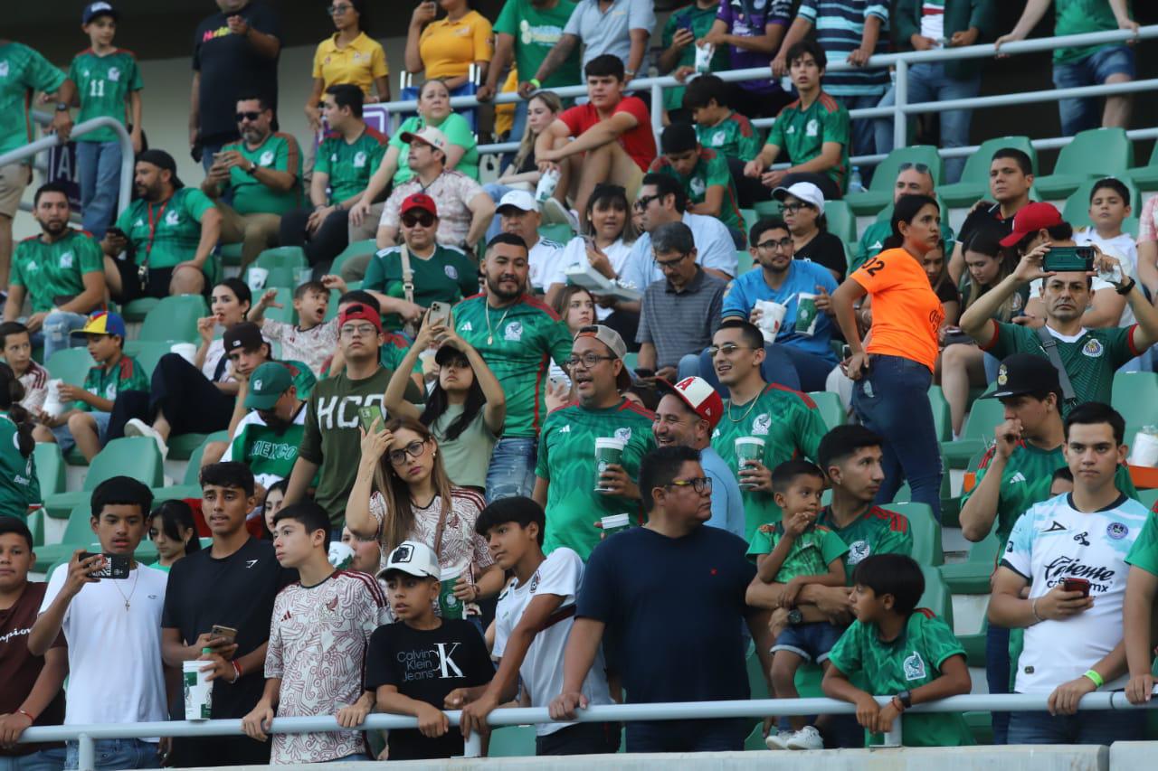 $!‘Pintan de verde’ el Kraken en una fiesta familiar de futbol