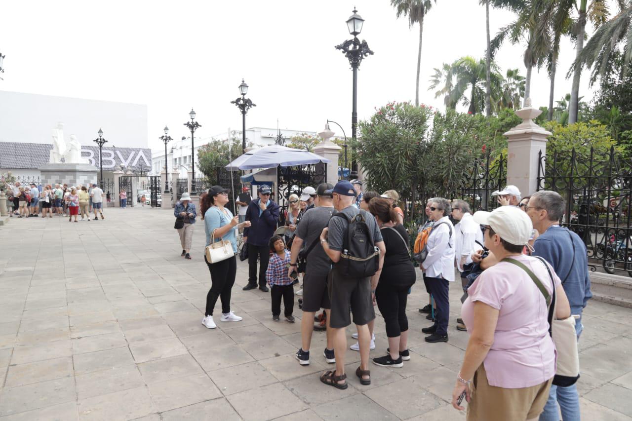 $!Arriban a Mazatlán los cruceros Norwegian Joy y Carnival Panorama con más de 8 mil turistas