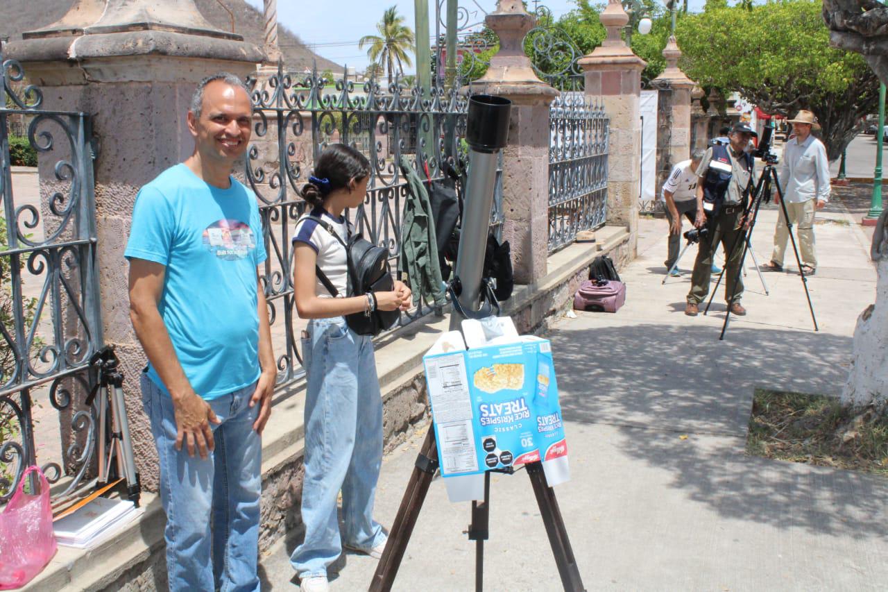 $!Acuden cerca de 3 mil a la explanada municipal de Rosario para observar el eclipse, reporta Turismo