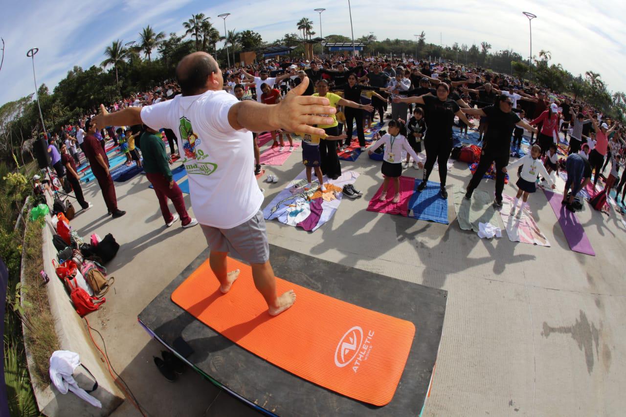 $!Pequeñines de preescolar practican yoga de manera masiva