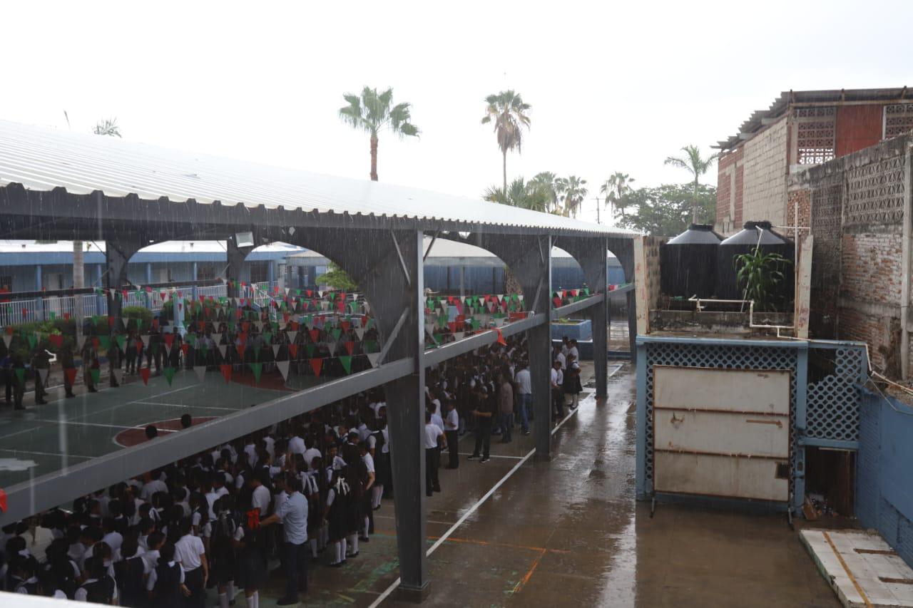 $!Anima Alcalde de Mazatlán a estudiantes de Secundaria a ser personas de bien durante Lunes Cívico