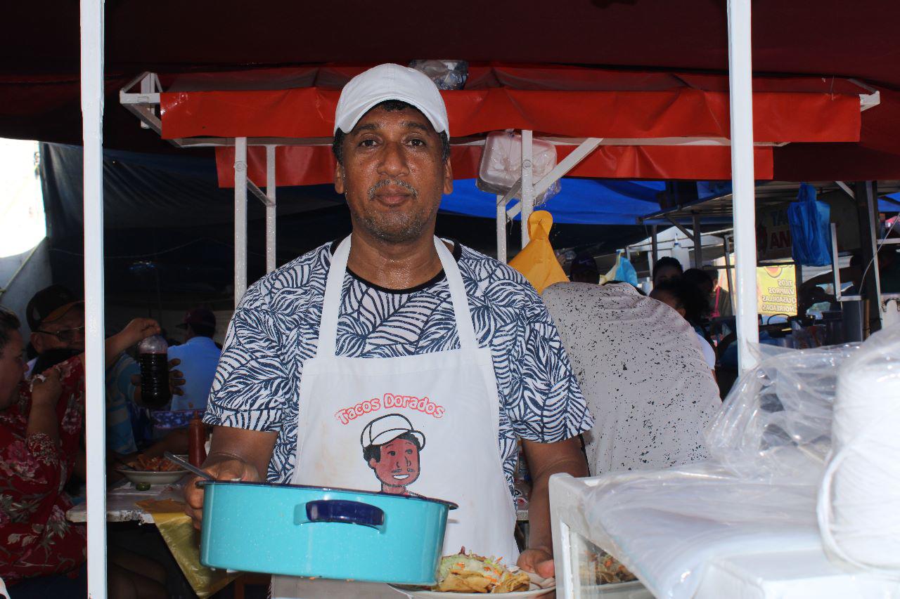 $!‘El Nacho’ comparte con sus hijos la tradicional venta de tacos dorados en Escuinapa