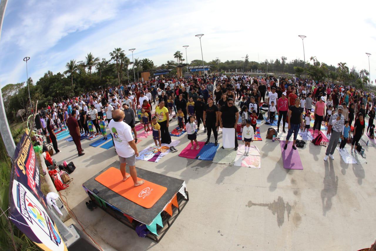 $!Pequeñines de preescolar practican yoga de manera masiva