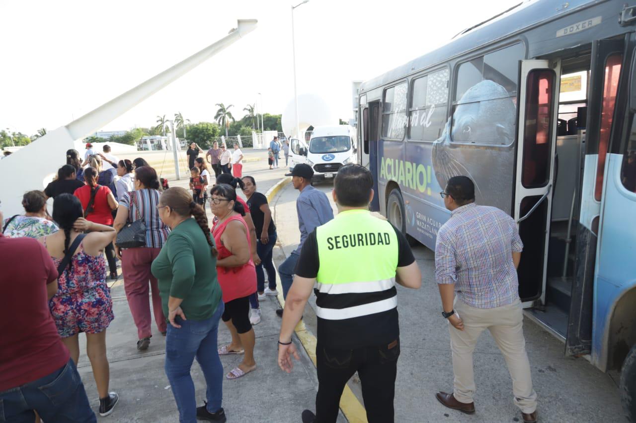 $!Camiones repletos de gente comienzan a llegar al Centro de Convenciones para el último informe del Alcalde González