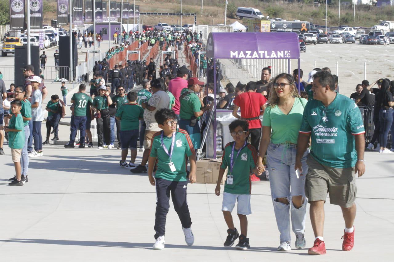 $!‘Se pinta de verde’ el Kraken en una fiesta familiar y con música de banda en el México-Guatemala