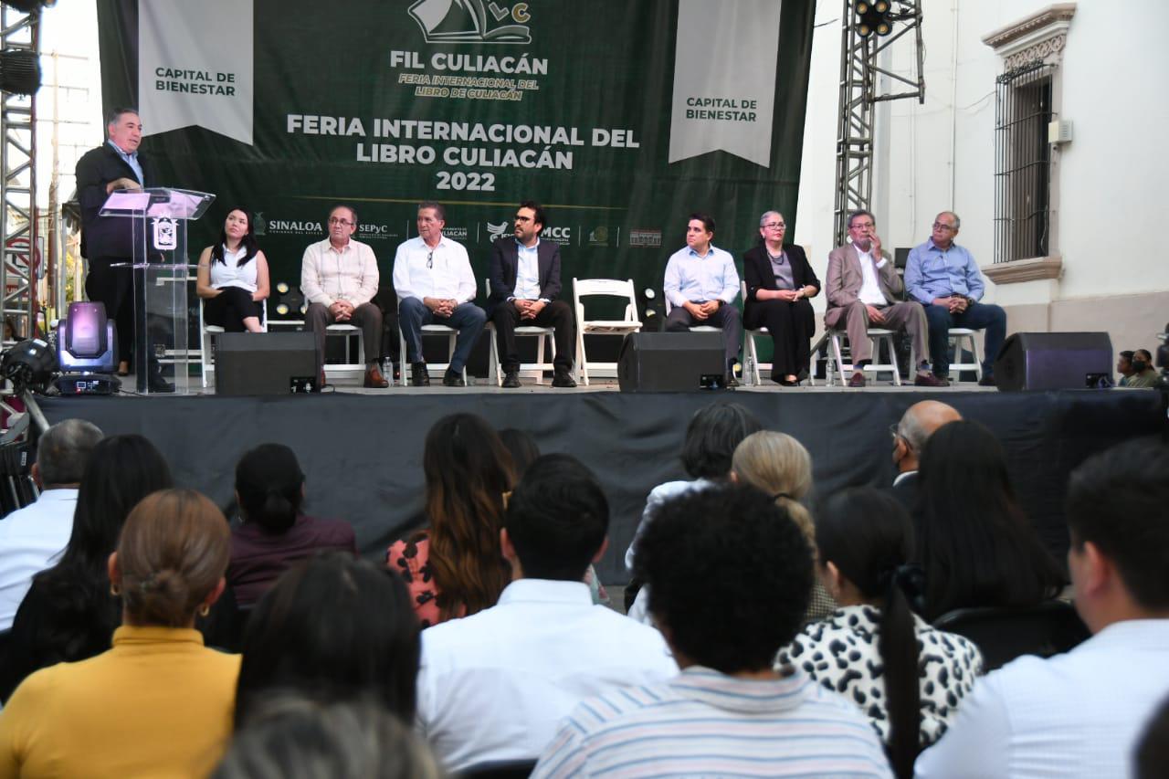 $!Elmer Mendoza inaugura la Feria Internacional del Libro en Culiacán