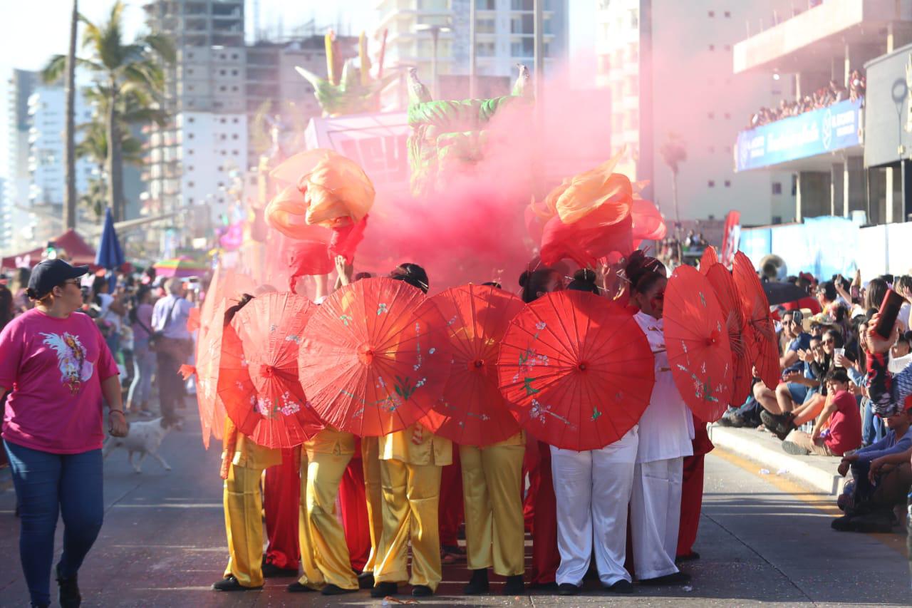 $!Disfrutan turistas y locales del segundo desfile del Carnaval de Mazatlán 2023