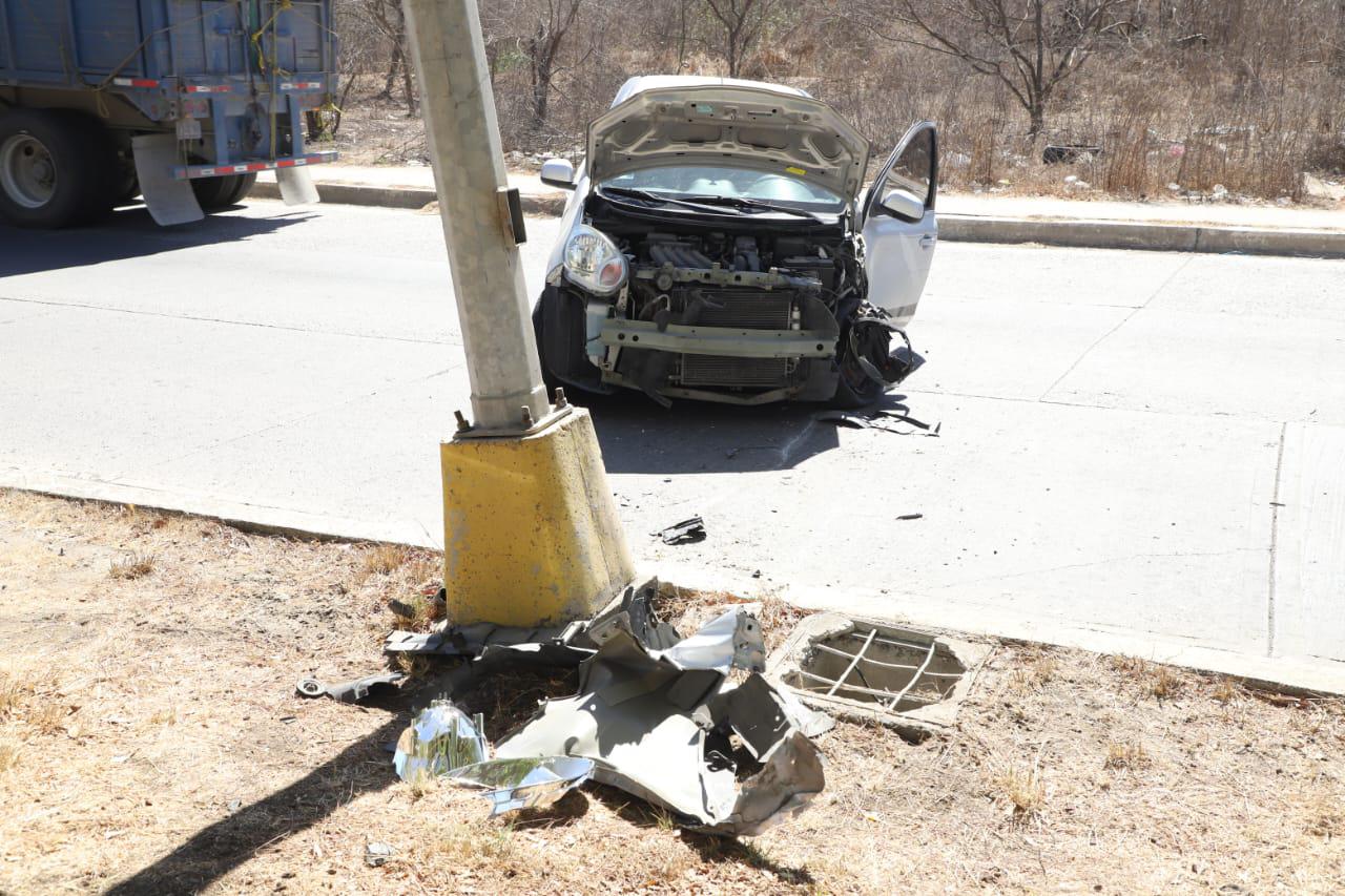 $!Automóvil choca contra luminaria en Mazatlán; conductora resulta ilesa