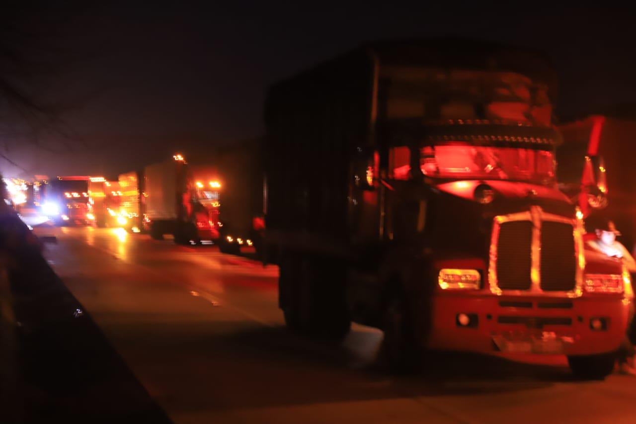 $!Vuelca camión cargado con combustible en Autopista Tepic-Mazatlán
