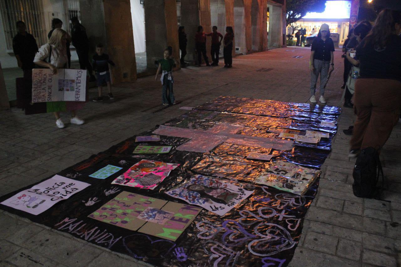 $!Pintan, marchan y gritan por el 25N las colectivas feministas en Mazatlán