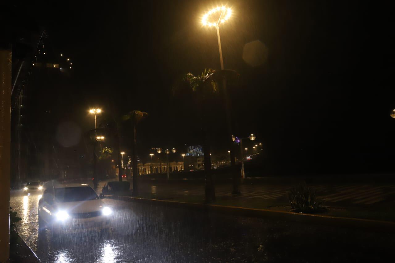 $!Fuerte tormenta eléctrica cae sobre Mazatlán y el sur de Sinaloa