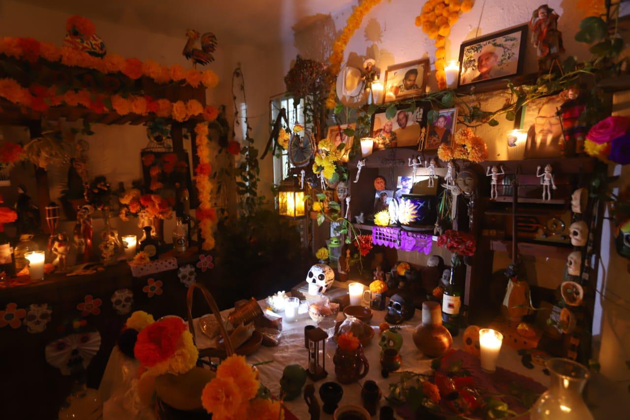 $!Con papel picado, flores de cempasúchil y velas, familia recuerda a los que han partido