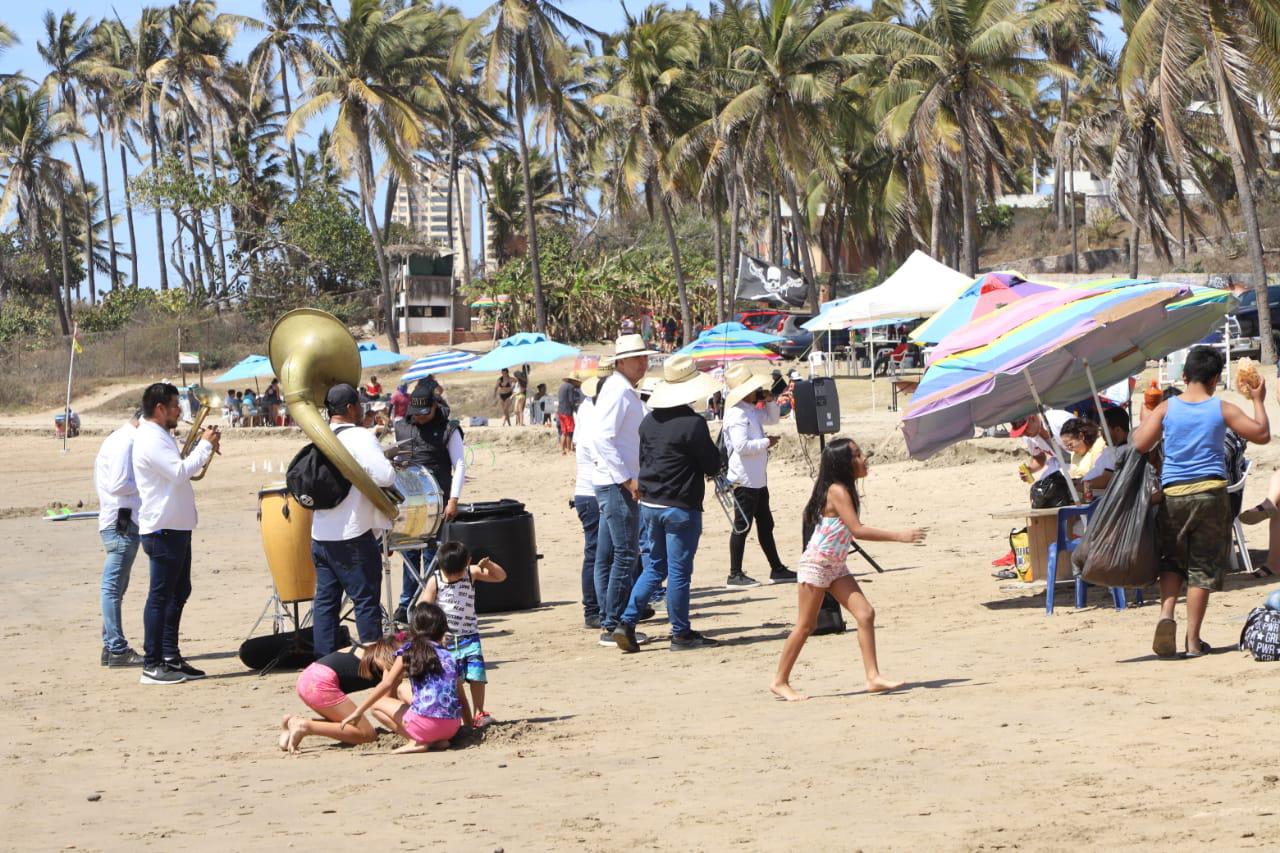 $!Disfrutan cientos de personas de las playas y atractivos de Mazatlán