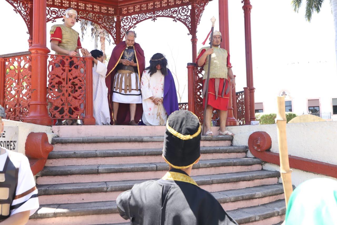 $!Presencian mazatlecos y turistas Viacrucis en calles del Centro