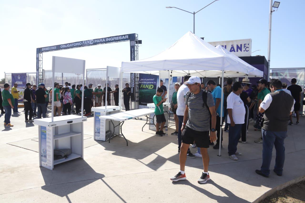 $!‘Pintan de verde’ el Kraken en una fiesta familiar de futbol