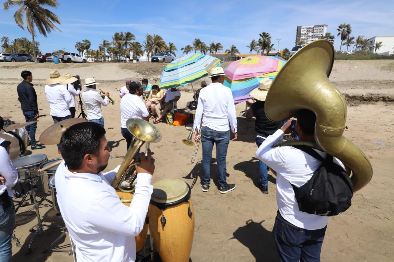 $!Disfrutan cientos de personas de las playas y atractivos de Mazatlán