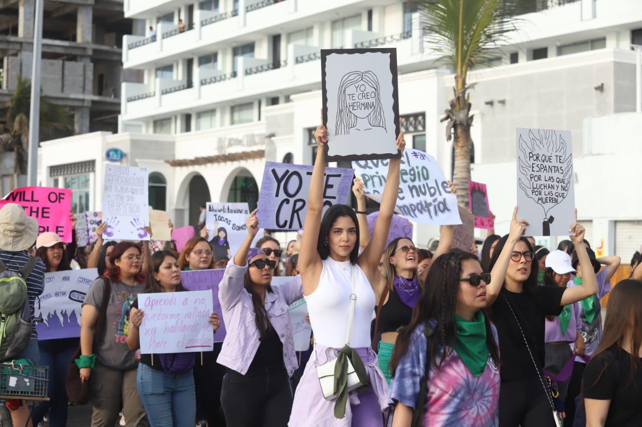 $!Carolina Pérez, Reina del Carnaval de Mazatlán 2022, también se sumó a esta marcha.