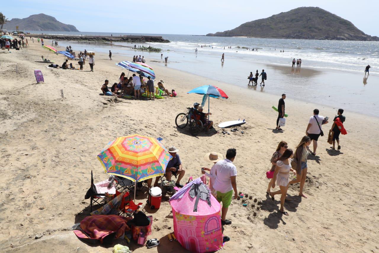 $!Disfrutan cientos de personas de las playas y atractivos de Mazatlán