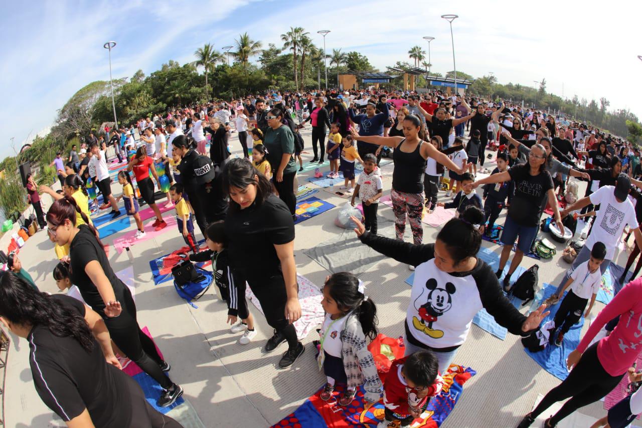 $!Pequeñines de preescolar practican yoga de manera masiva