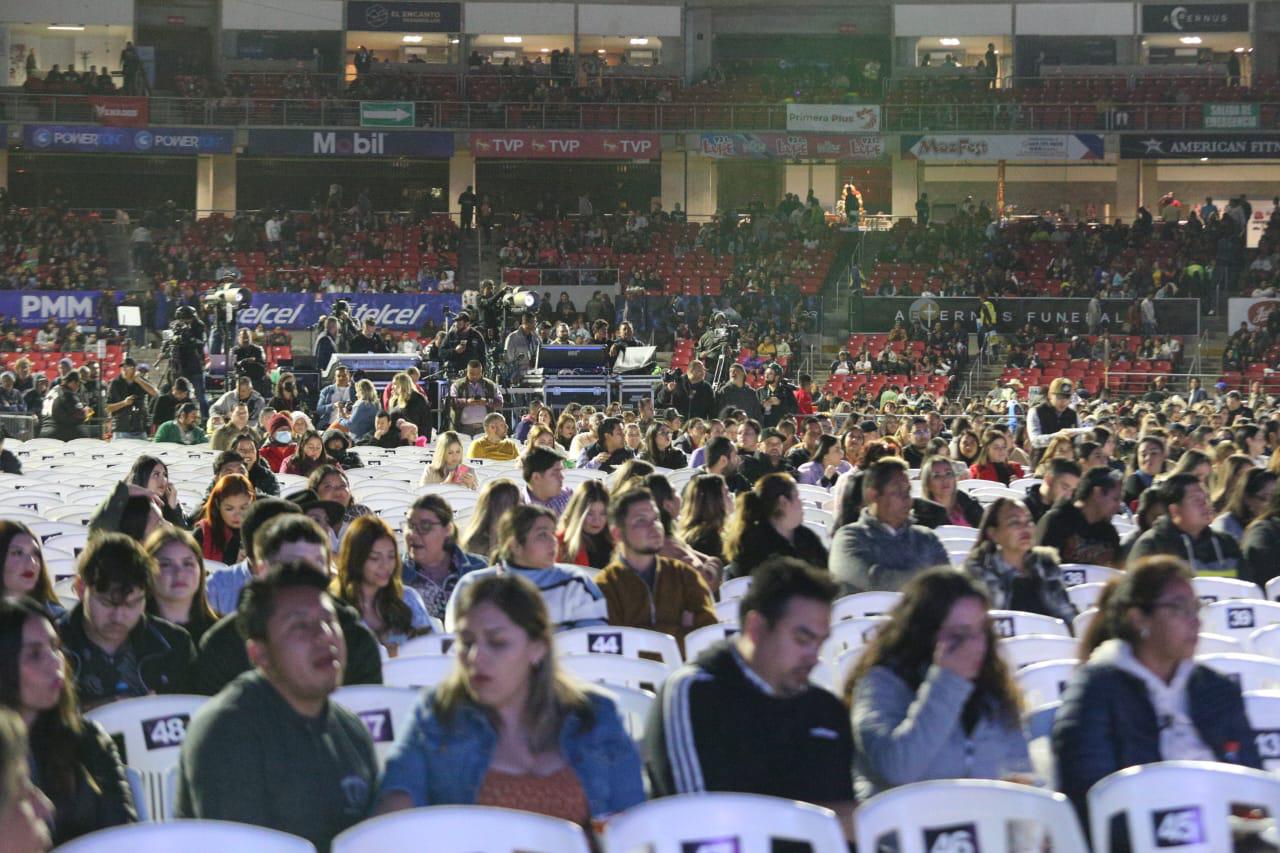 $!Grupo Plan de Escape abre el concierto de la coronación del Rey del Carnaval