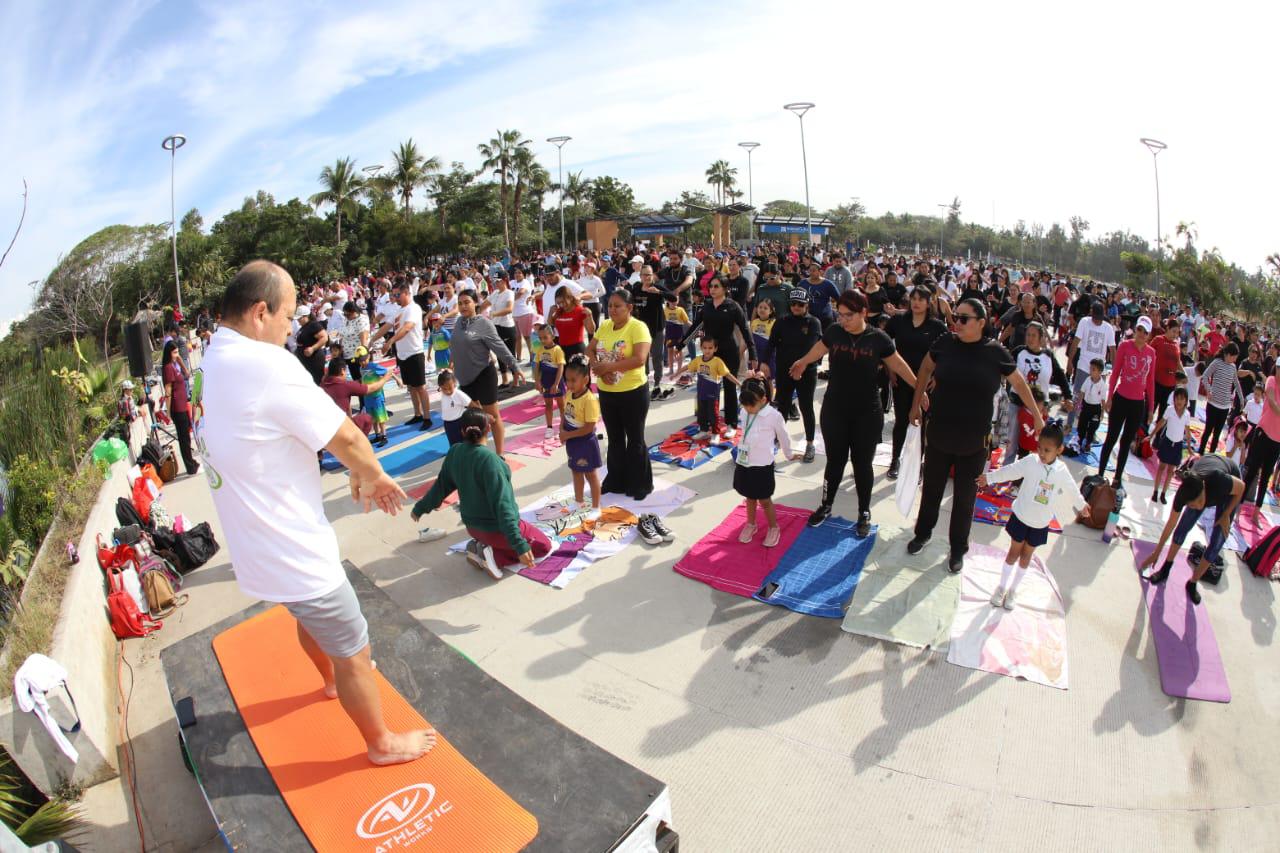 $!Pequeñines de preescolar practican yoga de manera masiva