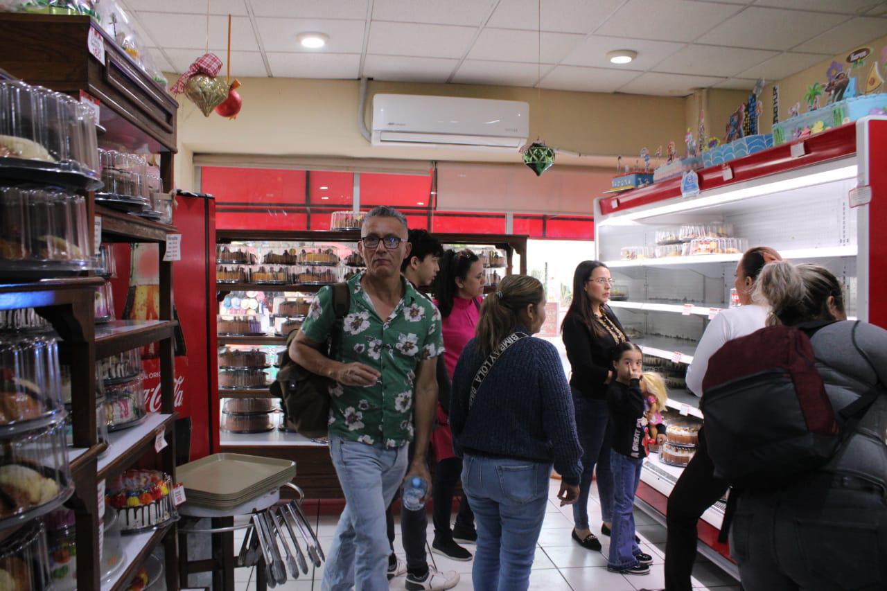 $!Familias culiacanenses compran y disfrutan roscas del Día de Reyes