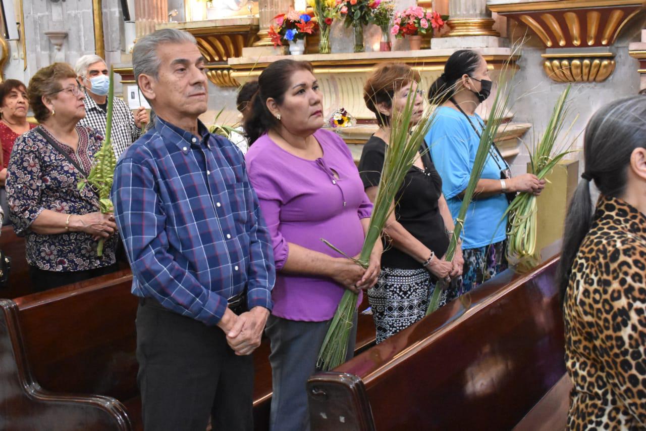 $!Fieles católicos acuden a bendecir sus palmas en la Catedral de Culiacán